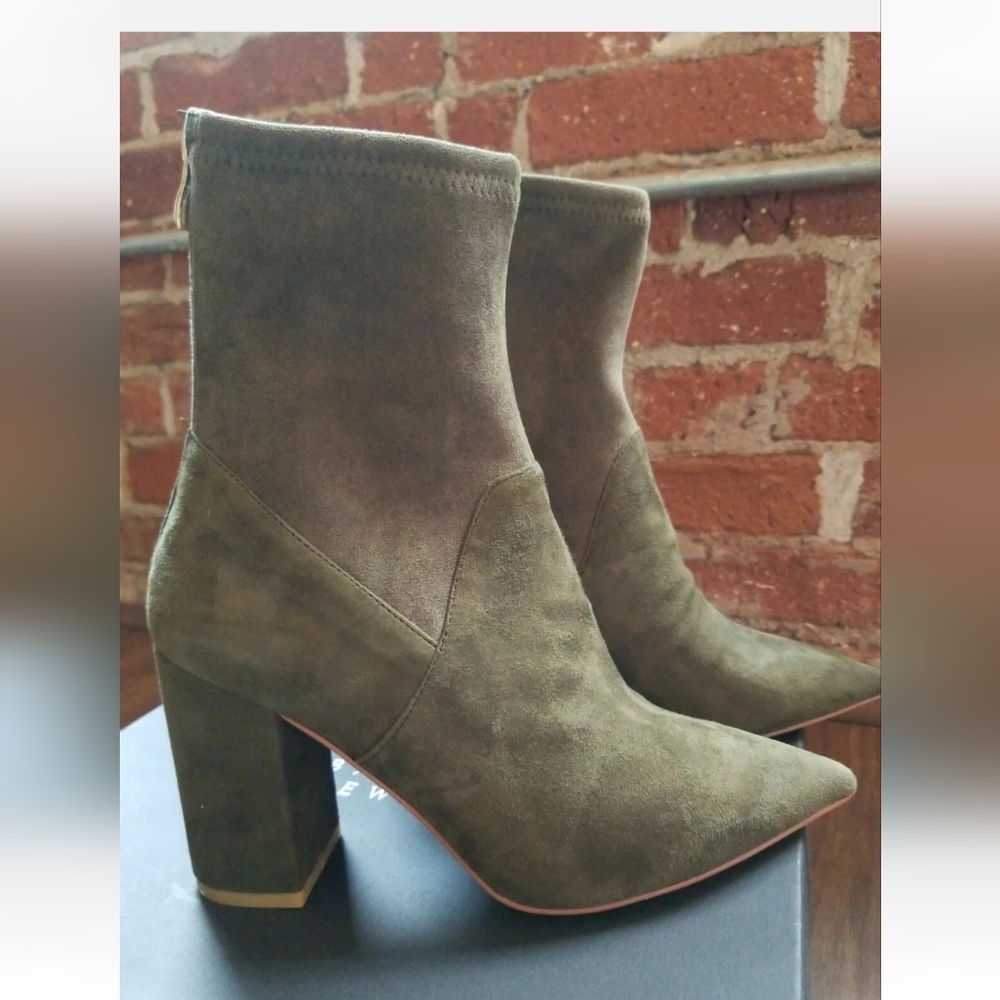 NIB Olive Green Barney’s New York Emerson Suede Ankle Boots Size 7 ~ $520